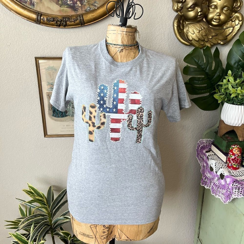 Gildan Heavy Cotton NWOT Leopard Print American Flag Cactus Vinyl Graphic Tee S